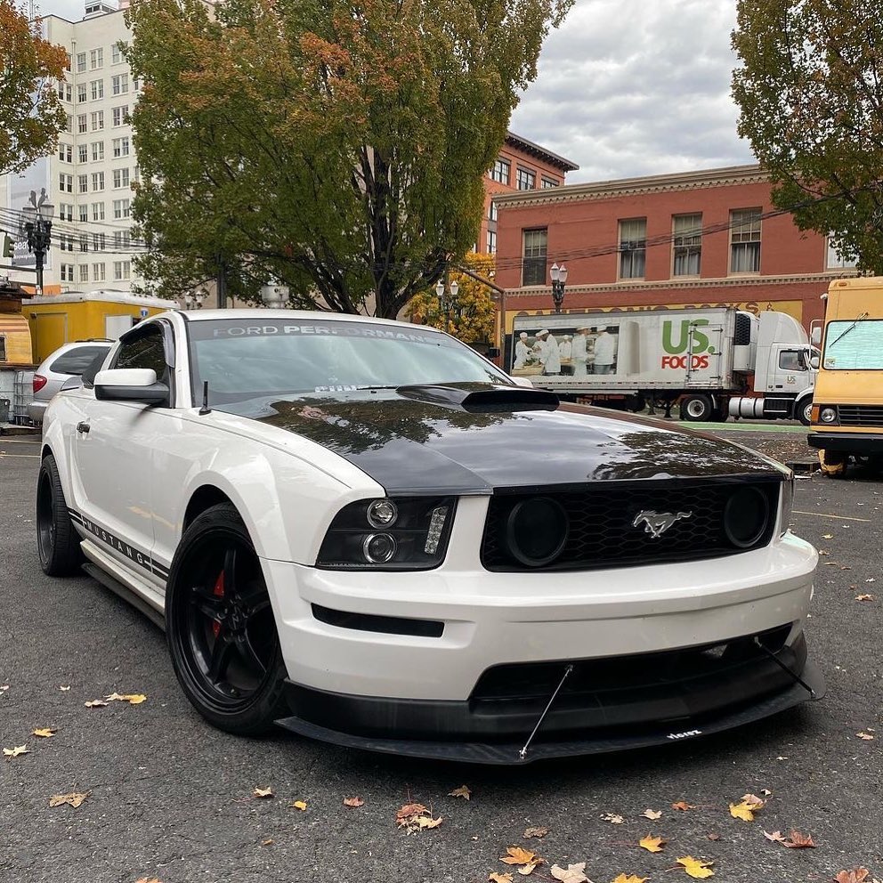 FORD MUSTANG