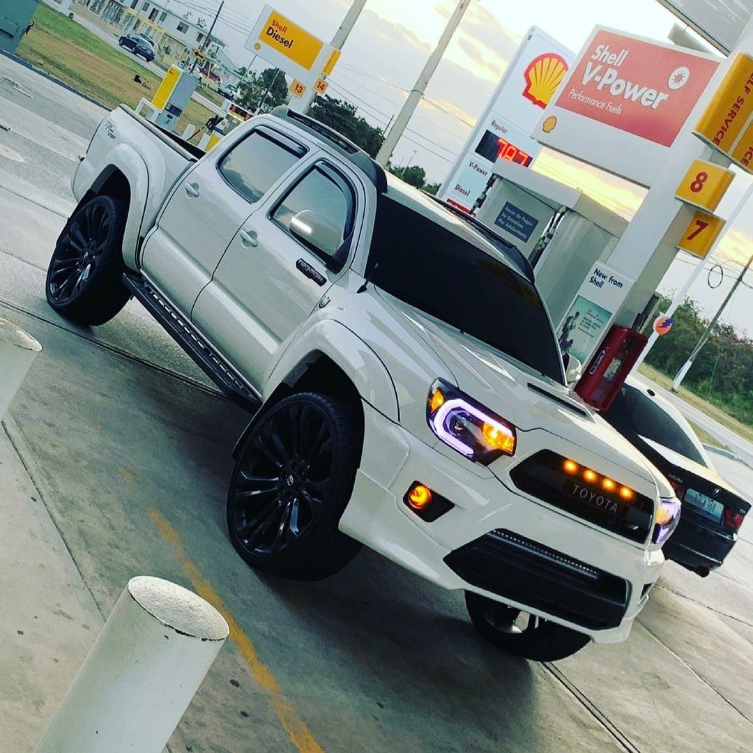 TOYOTA TACOMA